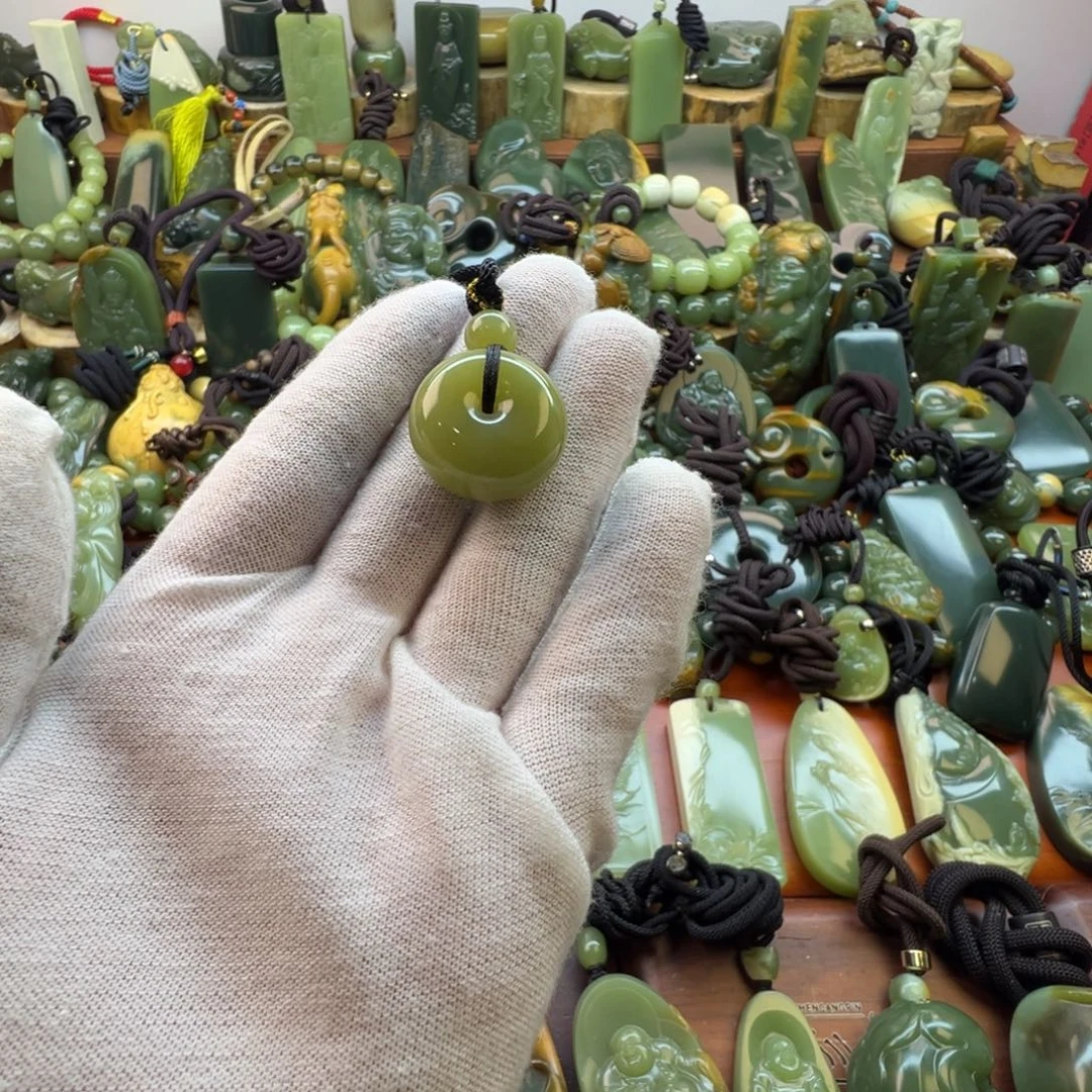 岫岩老玉（透闪石质玉）未镶嵌颈饰