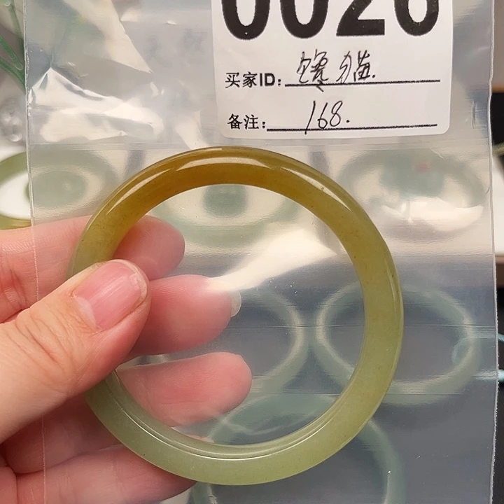 馋***貓石英质玉未镶嵌手镯