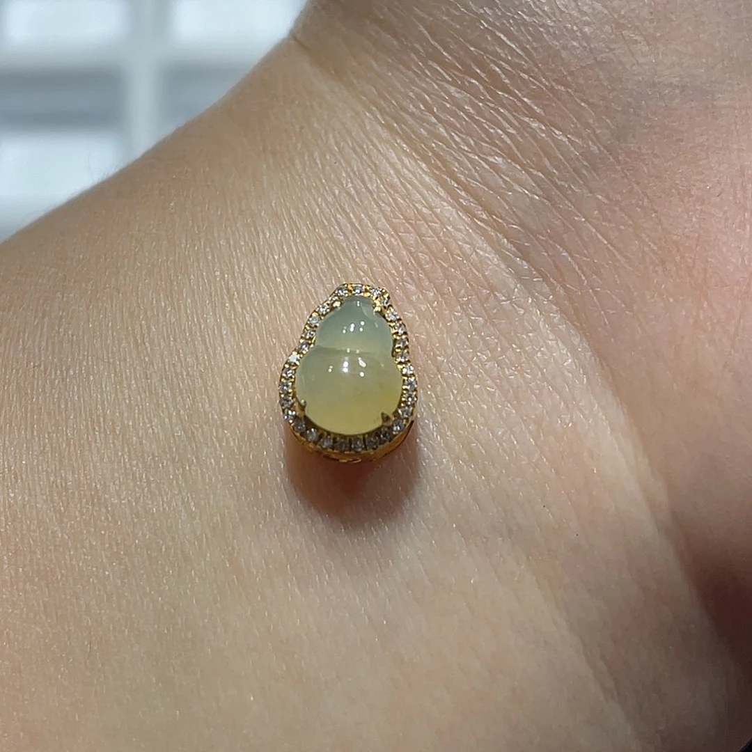 翡翠颈饰18K金镶嵌吊坠