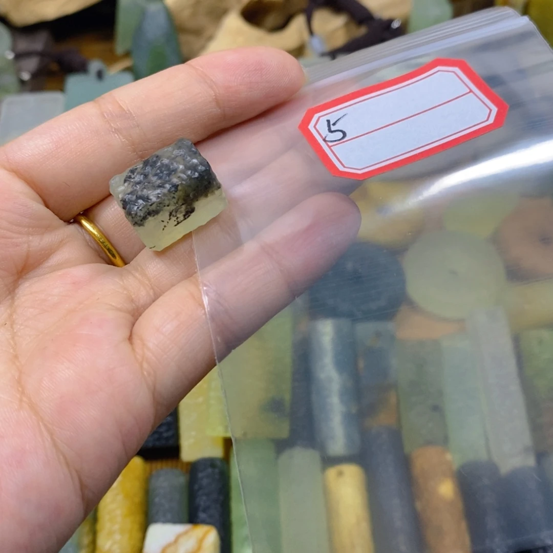 蛇纹石玉未镶嵌颈饰旋****子