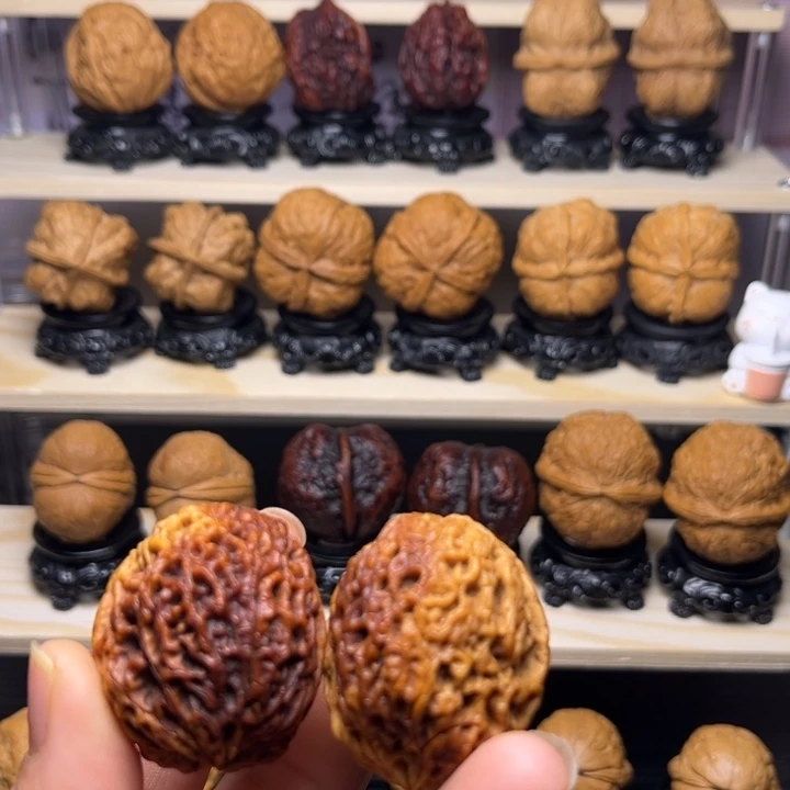 文玩核桃吊坠28w水龙纹绣球