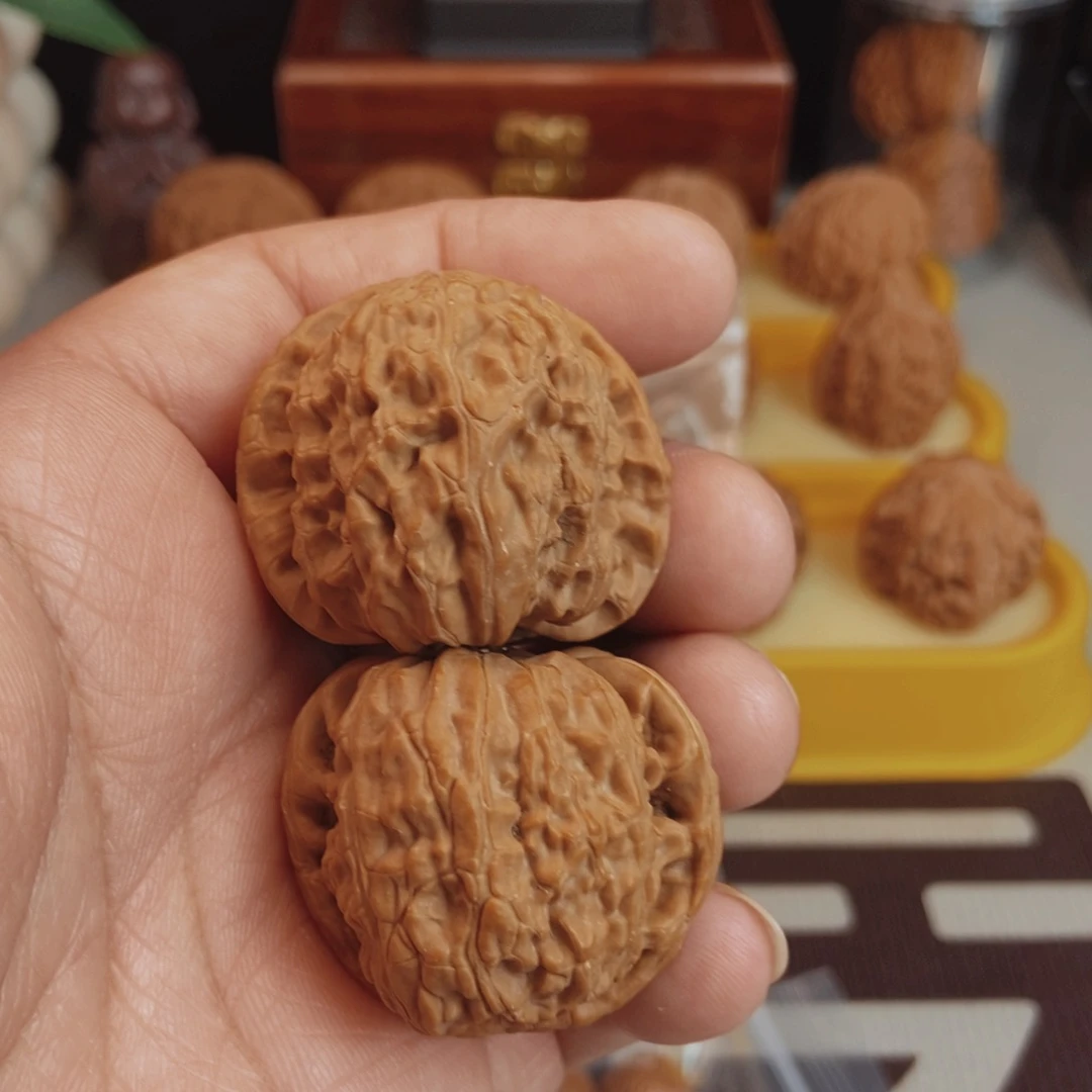 福利三角白核桃手把件！！！