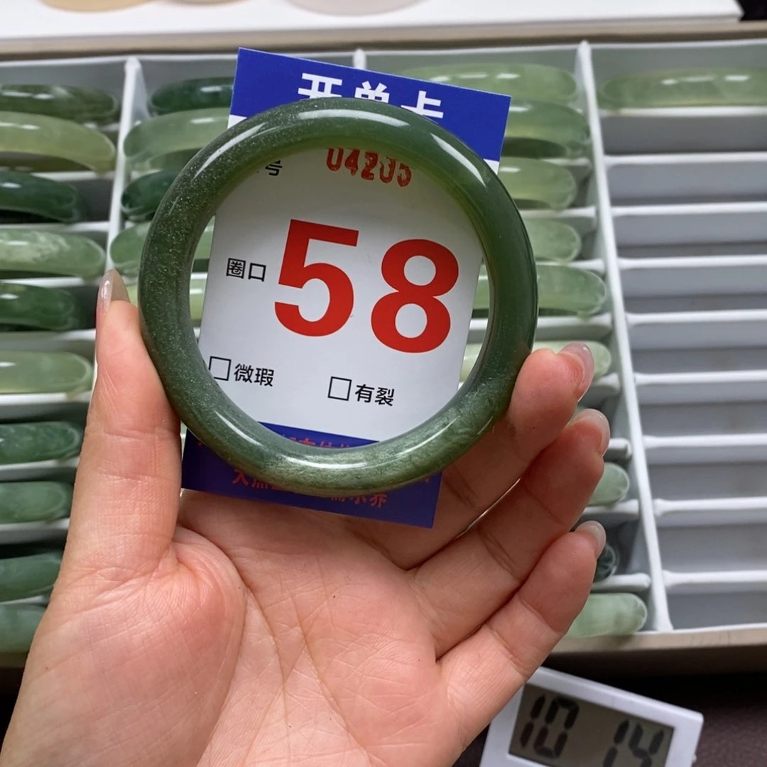 岫玉手镯未镶嵌我