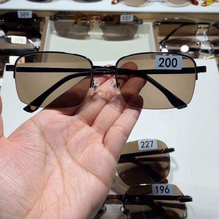 半框水**心茶水晶半框眼镜。  200