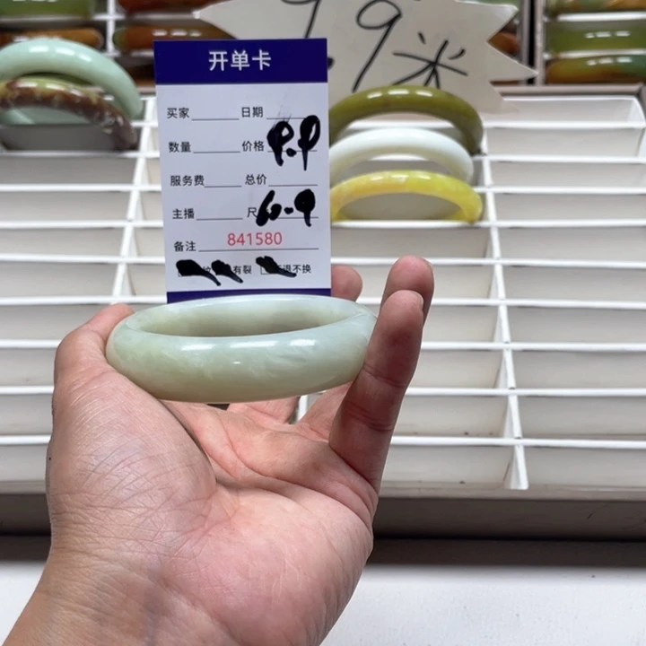 蛇纹石玉手镯未镶嵌?*