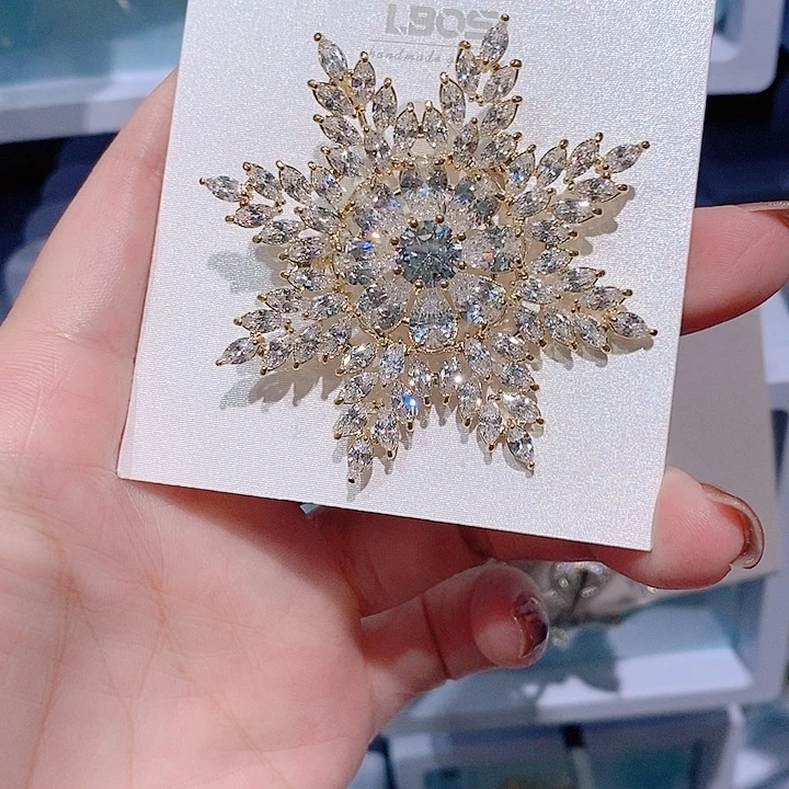 锆石铜合金雪花胸针