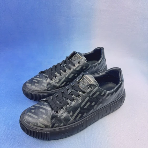 95新 VERSACE/范思哲 42码/大Logo美杜莎刺绣  厚底 时尚休闲板鞋