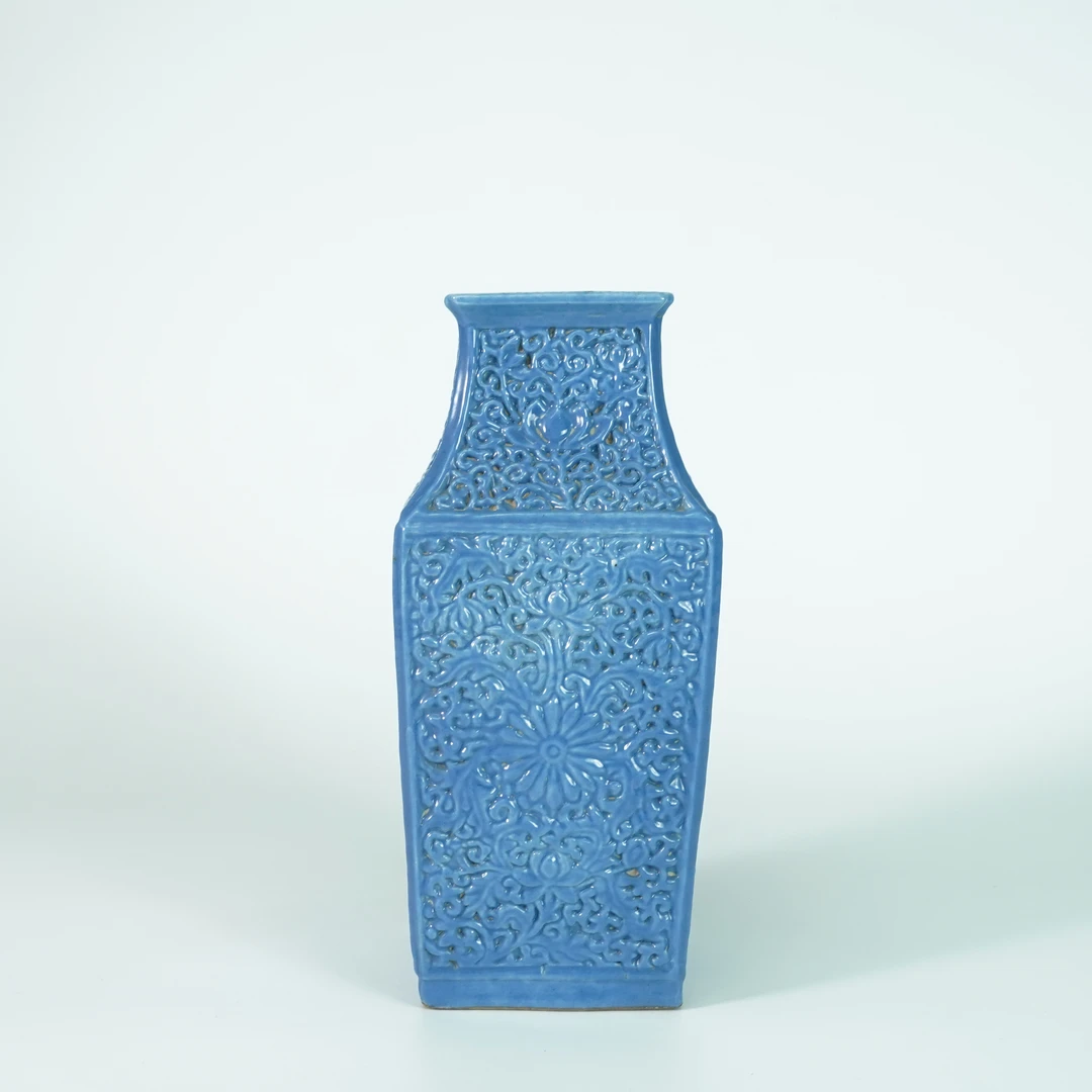 LAYSS251230030【十竹斋】清中期蓝釉高浮雕缠枝莲四方瓶