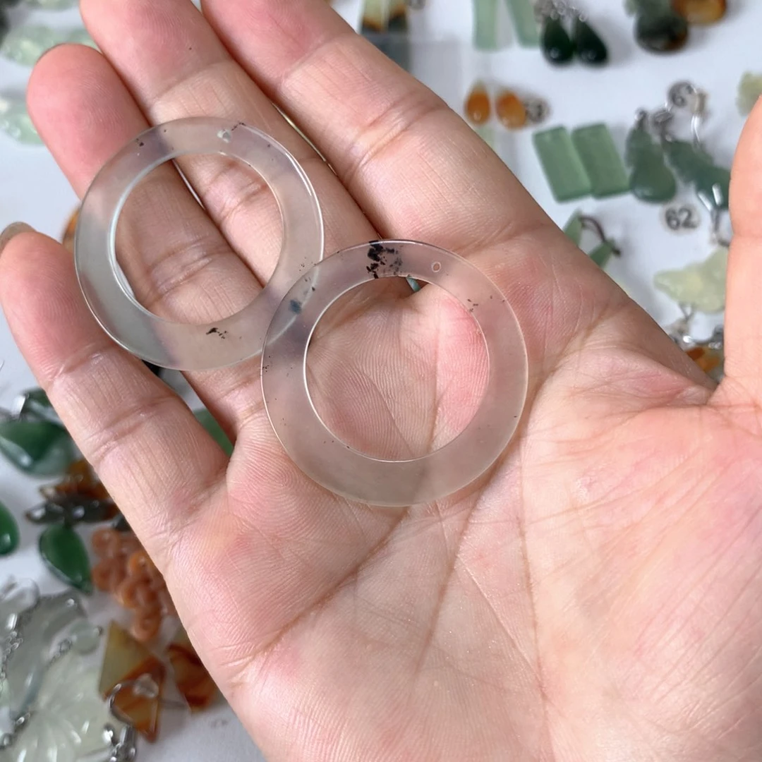 镇***业蛇纹石玉未镶嵌耳环