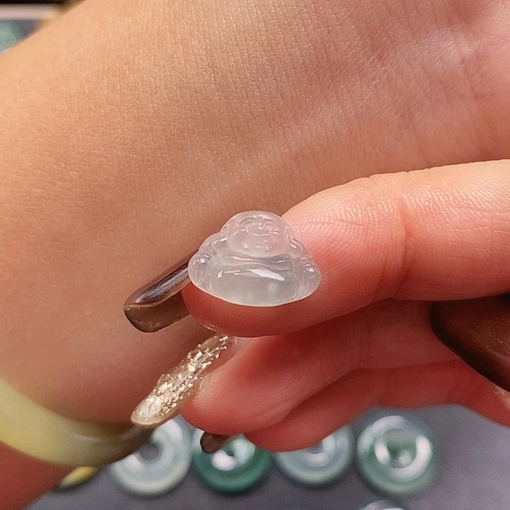 翡翠未镶嵌颈饰佛公