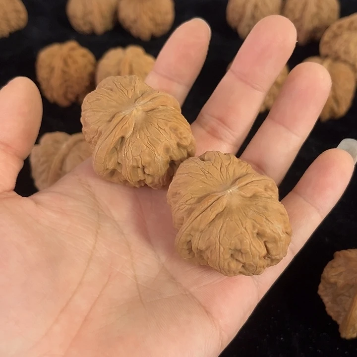 把件文玩核桃边38肚43左右瑕疵元宝，编号008