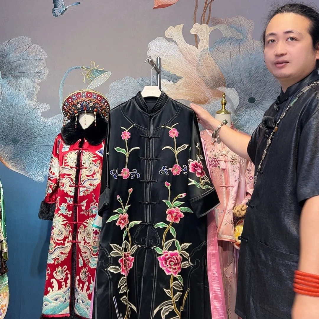 立领中开前满绣牡丹花太太服