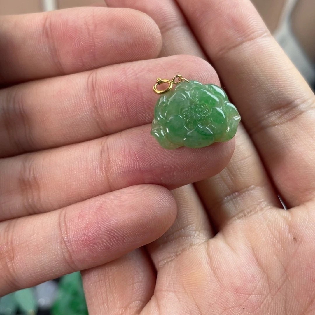 青****颈饰18K金镶嵌翡翠