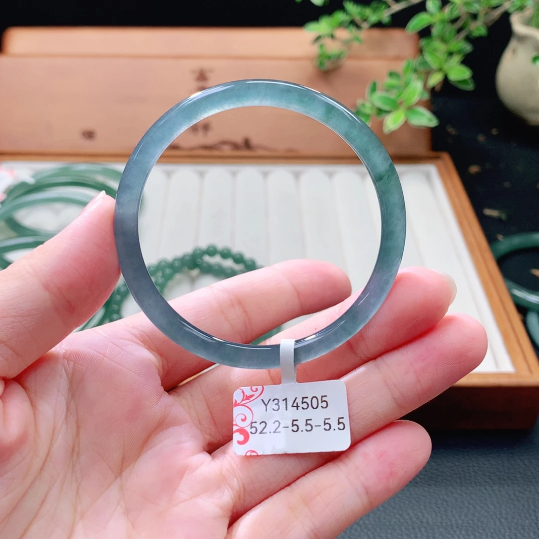 翡翠未镶嵌手镯（圆镯）