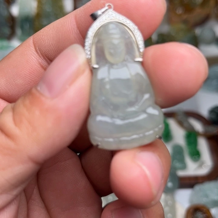 翡翠未镶嵌颈饰素衣观音