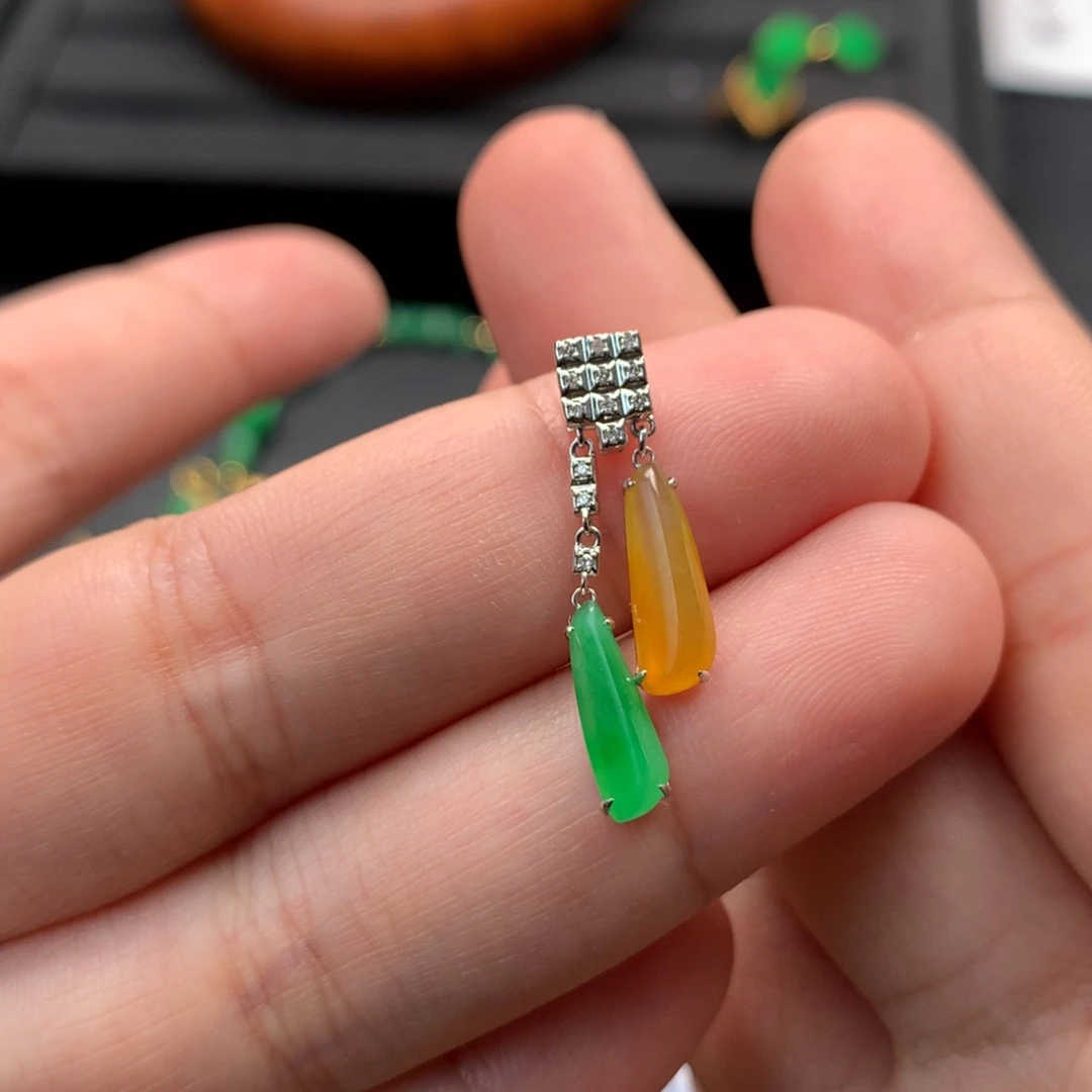 翡翠18K金镶嵌颈饰翡翠