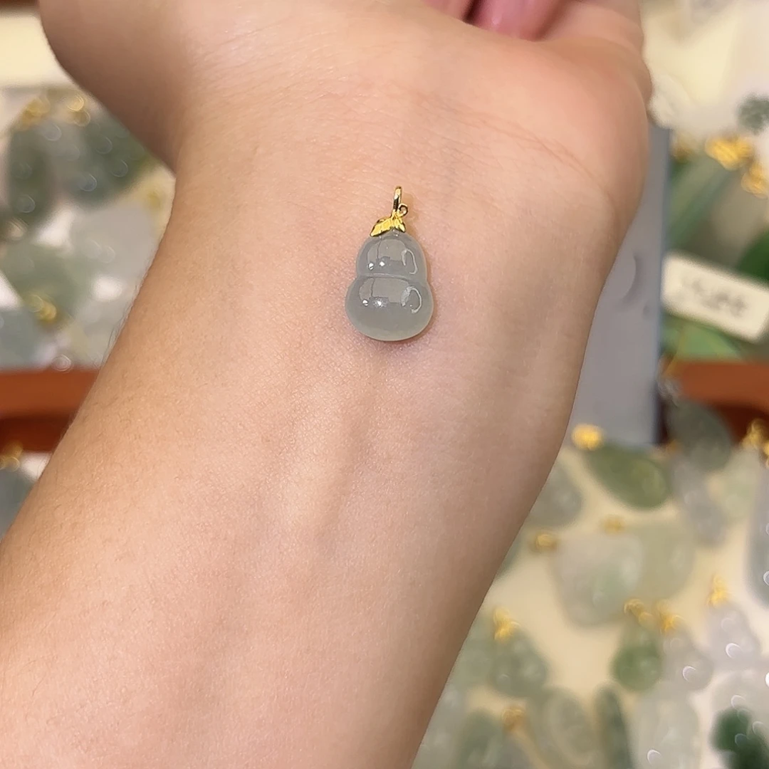 翡翠18K金镶嵌颈饰葫芦