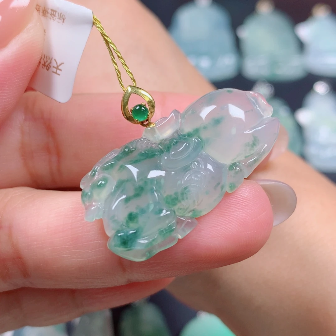 翡翠18K金镶嵌颈饰唐马