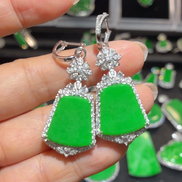 翡翠18K金镶嵌颈饰翡翠