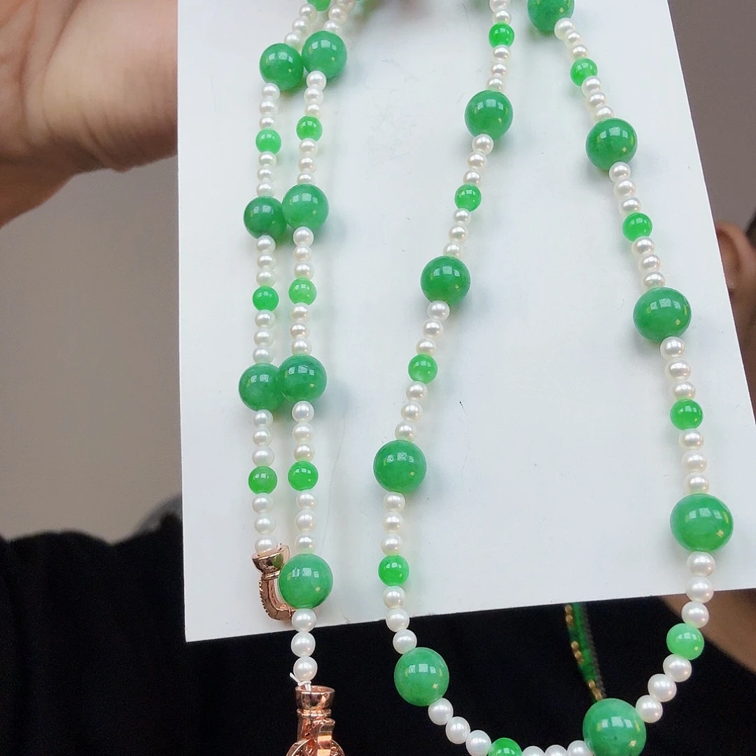 翡翠未镶嵌颈饰一件