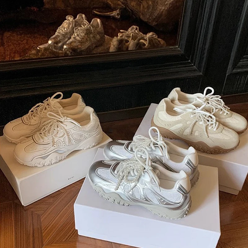 2025匠心独运女士休闲厚底德训鞋头层牛皮蕾丝串珠时尚百搭弧月造