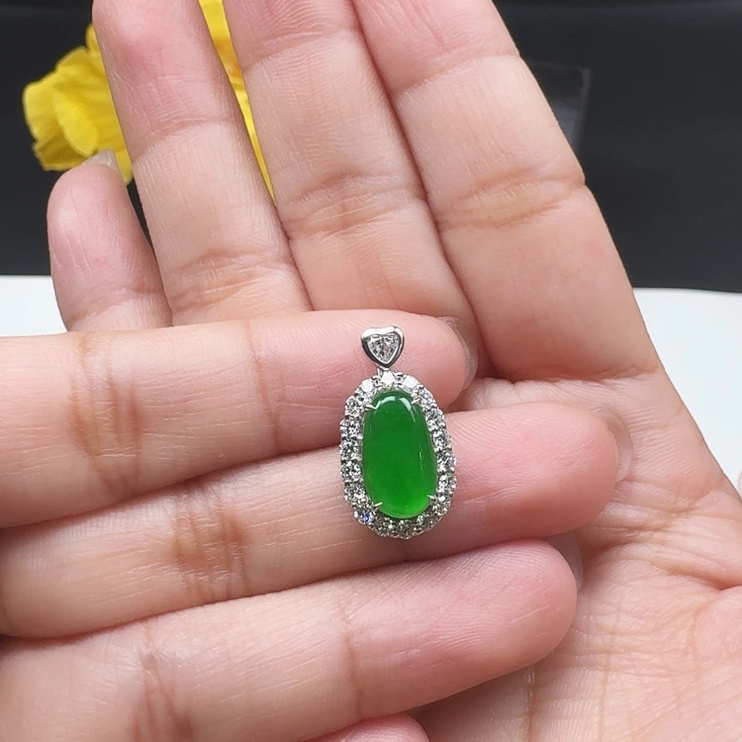 芳***芳翡翠18K金镶嵌颈饰