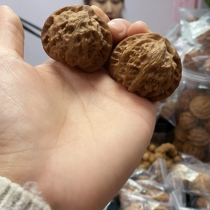 文玩核桃把件43.5宫灯水尖黄