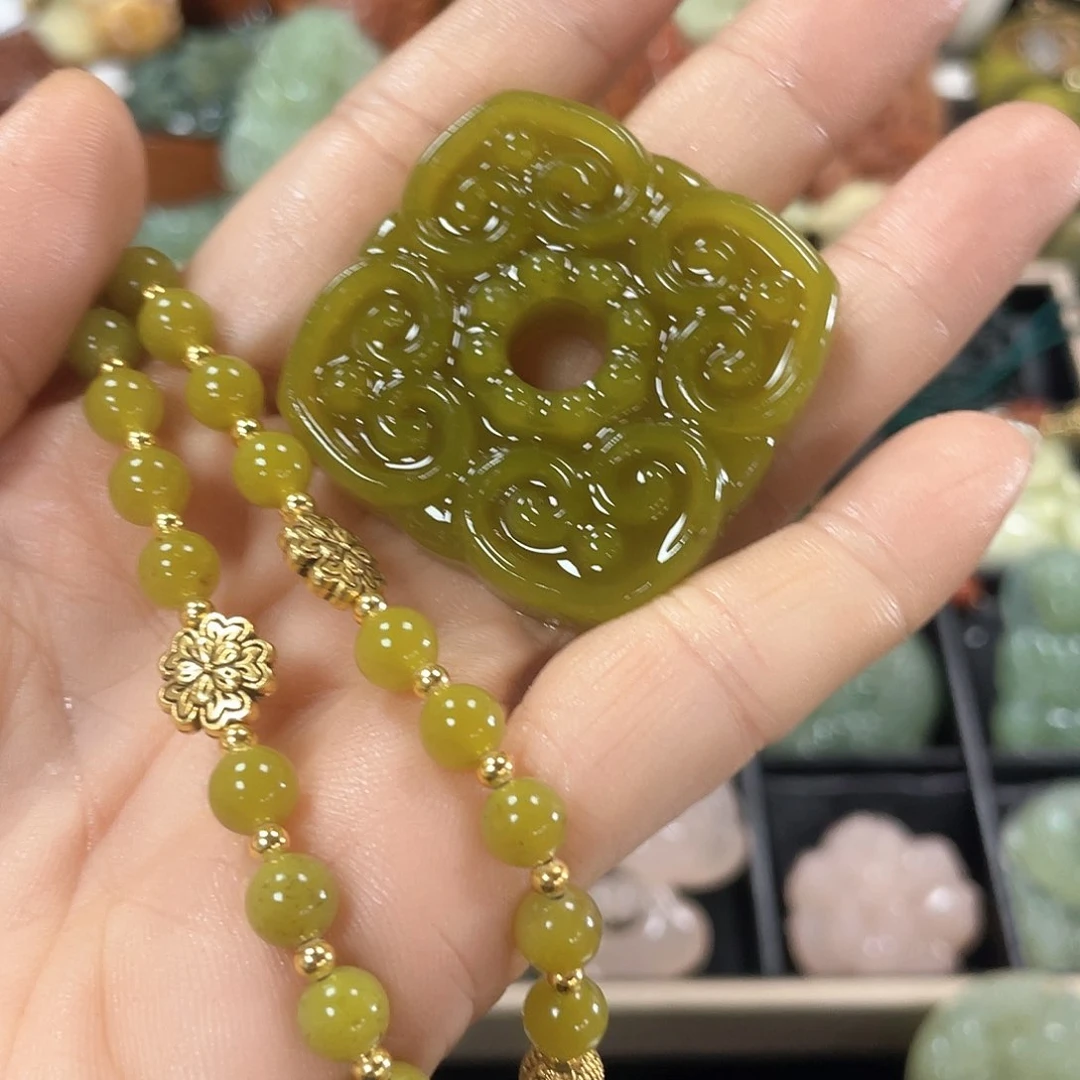 蛇纹石玉颈饰合金