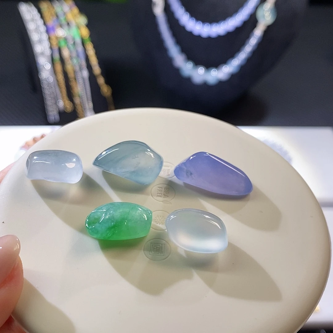 翡翠挂件未镶嵌随行其中一个的价格