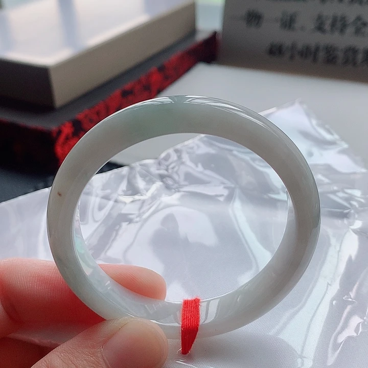 翡翠手镯未镶嵌54.5圈口飘绿手镯