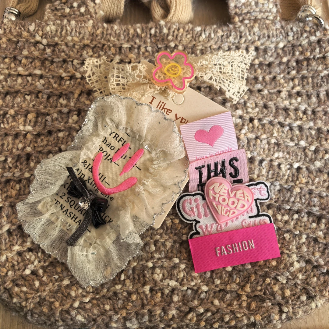 D238粉色笑脸爱心花朵蝴蝶结胸针一组三个