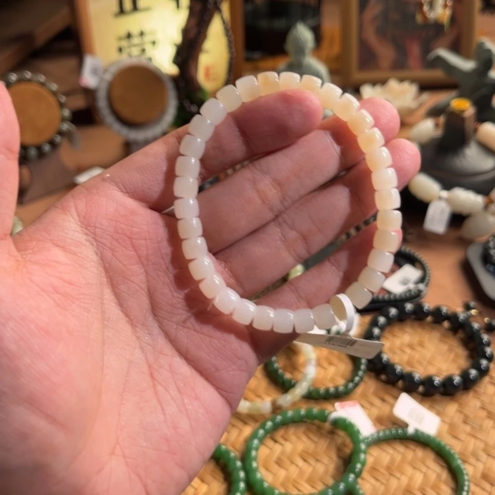 颈饰未镶嵌和田玉新疆且末金山料飘糖羊脂白