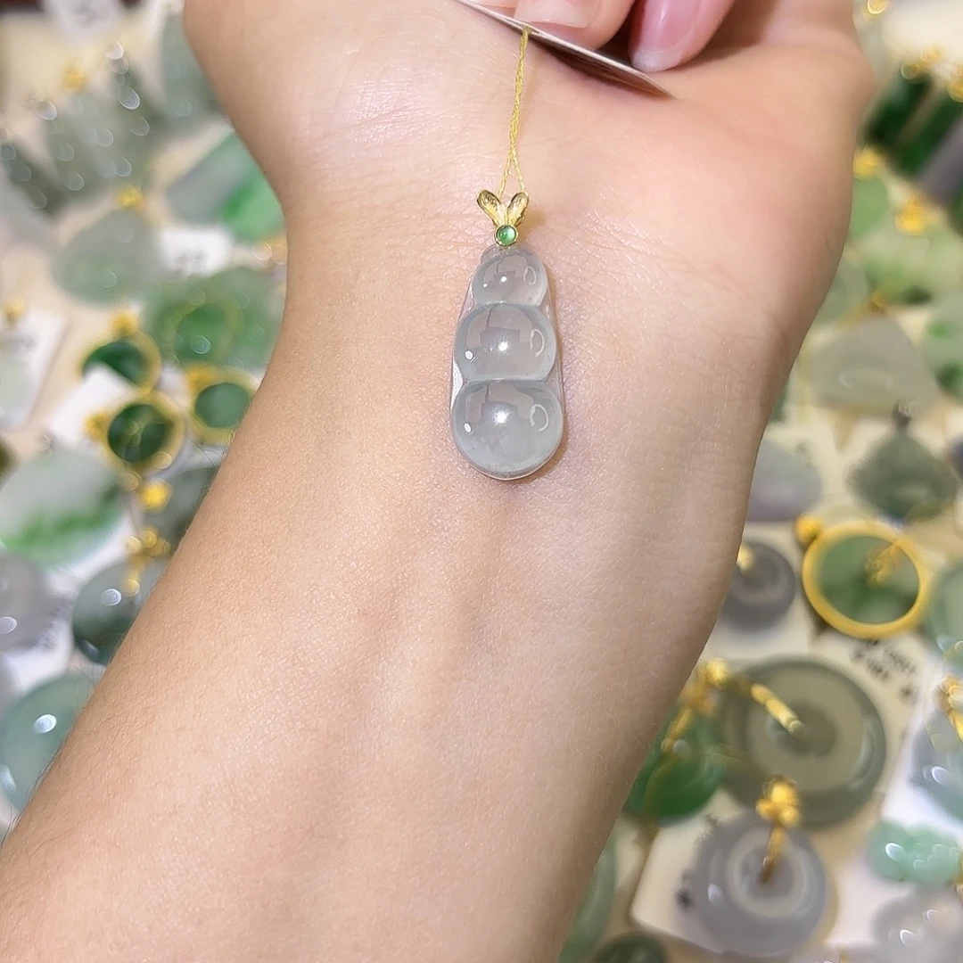 翡翠18K金镶嵌颈饰豆子