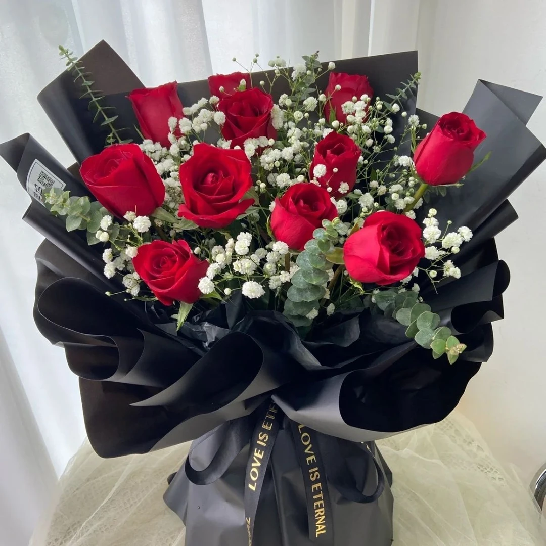 11朵红色玫瑰满天星花束全国同城配送黑色包装纸套装