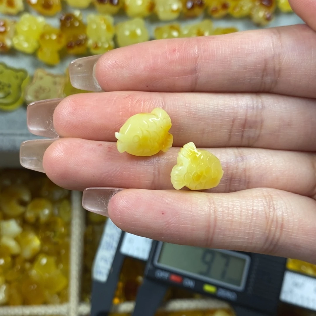 蜜蜡裸石未镶嵌m**n鱼