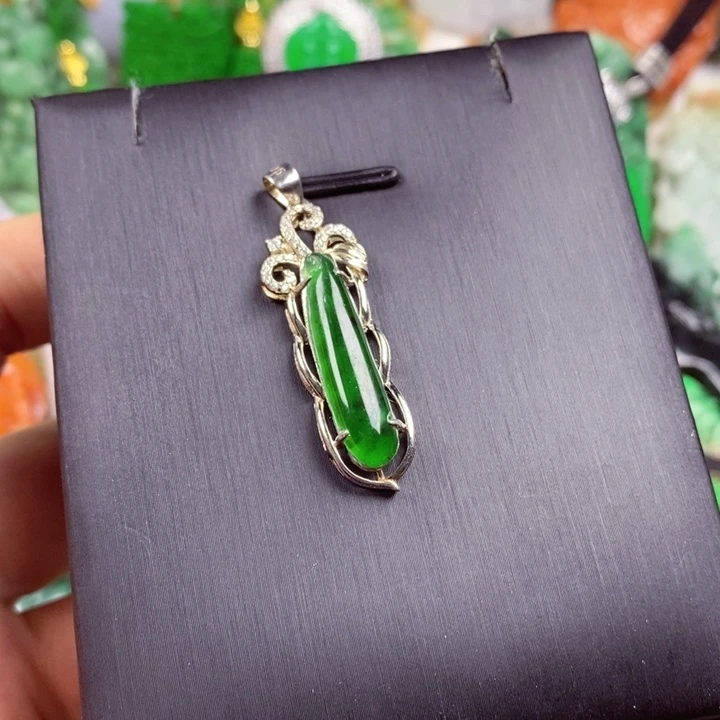 翡翠未镶嵌吊坠(赠链)