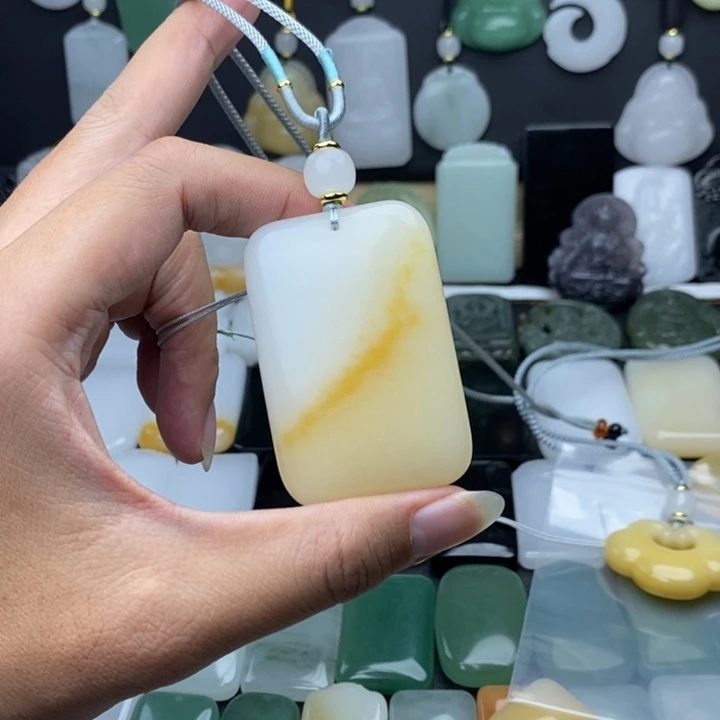 秋***人石英质玉未镶嵌颈饰