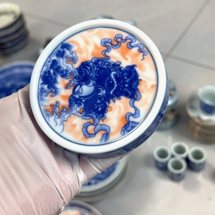 瓷片白青花泛红醒狮实心盖置