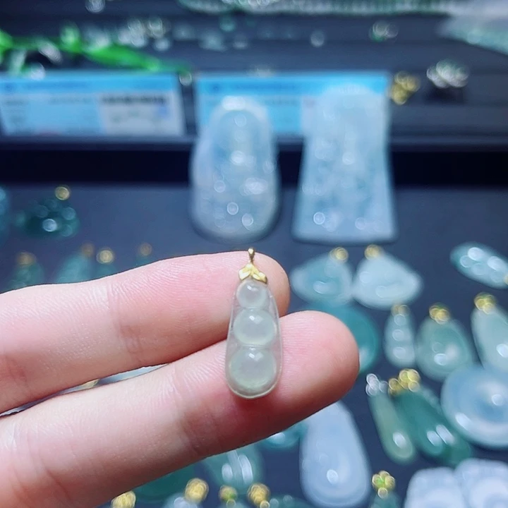 翡翠18K金镶嵌颈饰翡翠