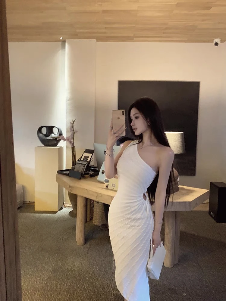 法式气质白色斜肩针织中长款连衣裙女纯欲单肩吊带系带不规则长裙