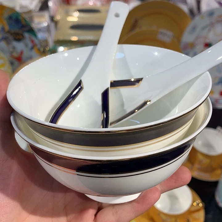 瓷片两个勺两个碗