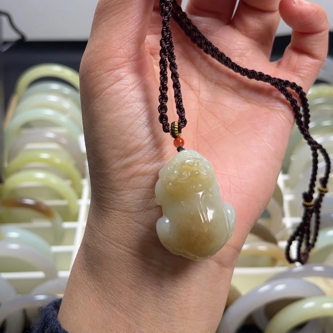 和田玉未镶嵌吊坠(赠链)