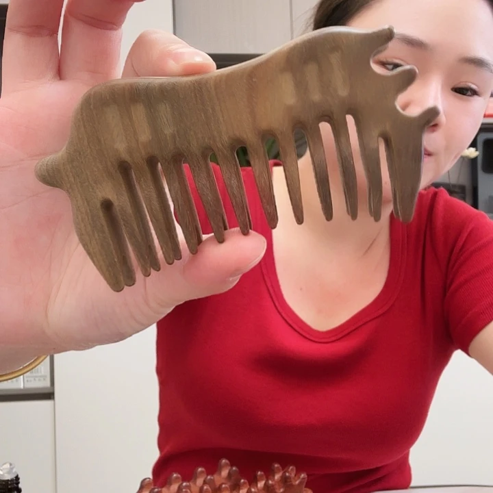 绿檀木不开槽猪猪梳子二等品