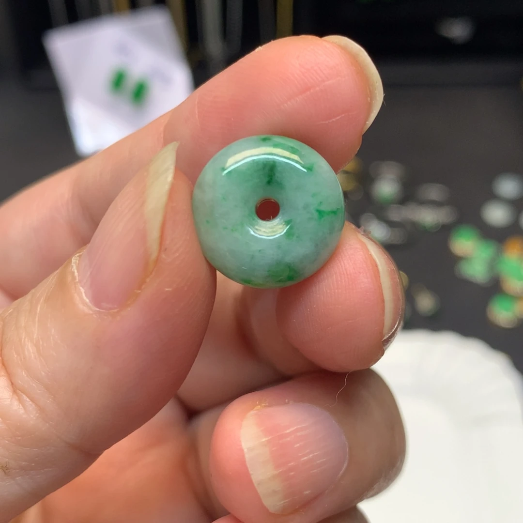 翡翠未镶嵌颈饰有纹裂