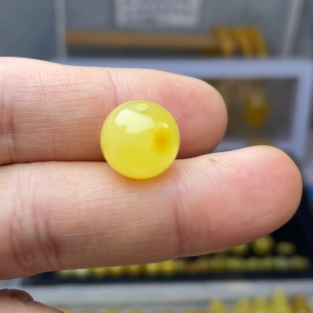 悠***是蜜蜡未镶嵌裸石蜜蜡老型约12毫米多微瑕疵