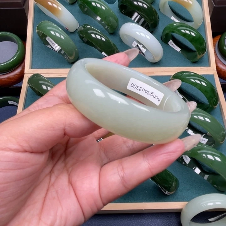 笑***哈未镶嵌手镯和田玉