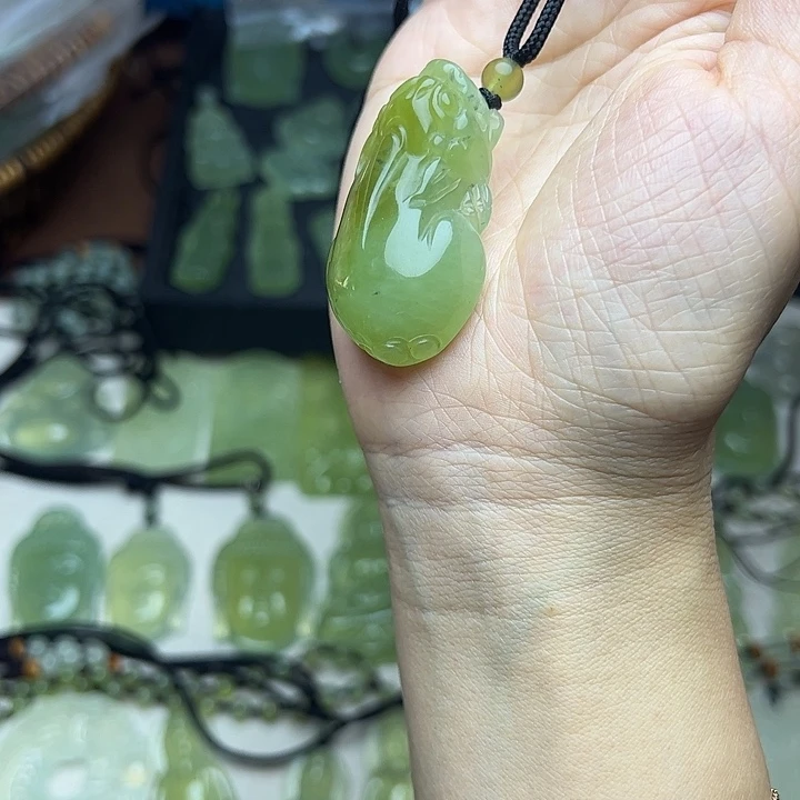 岫玉合金颈饰吊坠