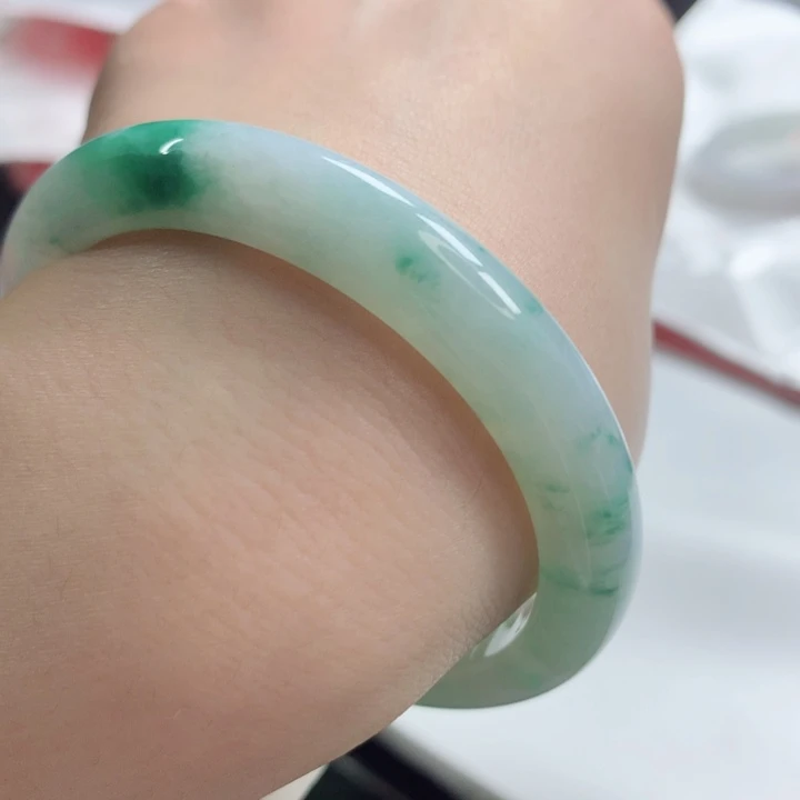 翡翠手镯未镶嵌白底青牛奶底飘正阳绿正圈美人条55,5