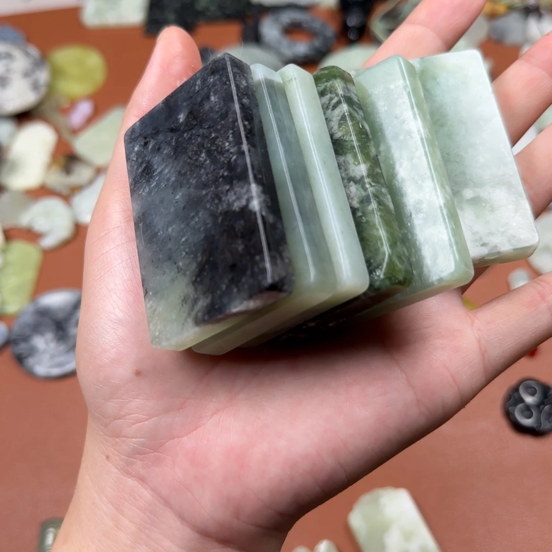 蛇纹石玉未镶嵌颈饰无事牌