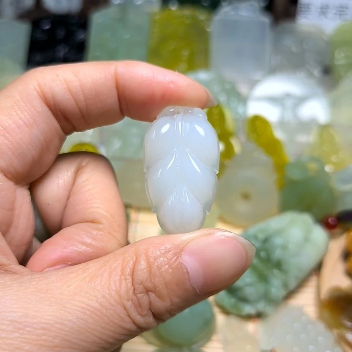 岫玉吊坠(不含链)未镶嵌?**颜